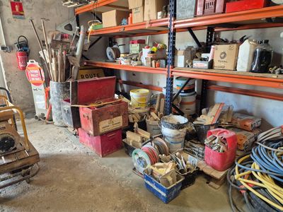 une pièce où les étagères sont remplies d'outils