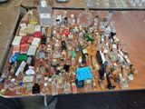 une table sur laquelle sont posées de nombreuses bouteilles et verres