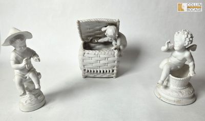 trois figurines représentant un homme et une femme assis sur une chaise