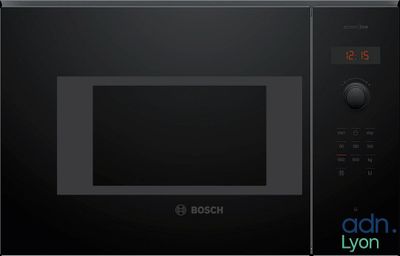 four à micro-ondes noir avec commandes électroniques sur fond blanc