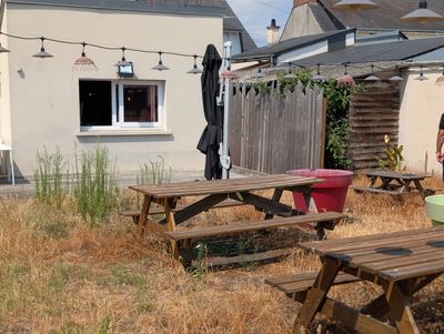 deux tables de pique-nique dans le jardin d'une maison