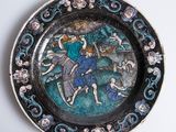une assiette sur laquelle est représentée une peinture d'anges