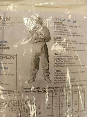 une photo d'une personne vêtue d'une combinaison blanche