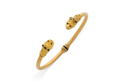 un bracelet en or orné de deux têtes de mort