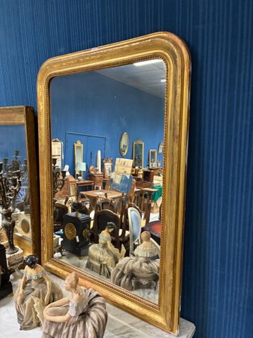 Miroir Louis-Philippe cadre en bois et stuc doré. Accident sur le
