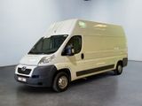 la photo d'une camionnette blanche garée dans une pièce