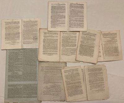 beaucoup de vieux livres posés sur une table