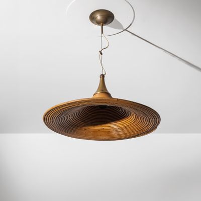 gros plan d'un luminaire suspendu au plafond