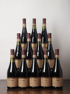 plusieurs bouteilles de vin sont alignées sur une table en bois