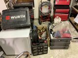 Il y a de nombreux types d'outils différents dans cette pièce.