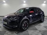 un 4x4 noir garé dans une pièce au sol en damier
