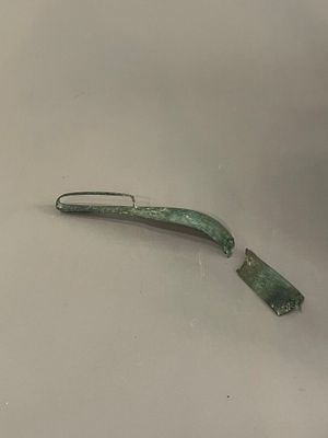 un petit morceau de métal qui a été laissé sur la table