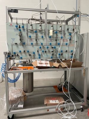 une machine placée au milieu d'une pièce