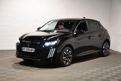 la photo d'une voiture noire garée dans un garage