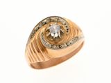 une image d'une bague en or avec un diamant au centre