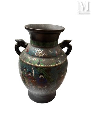 JAPON XXe siècle En émaux cloisonnés, au motifs de scènes de…