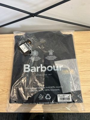 un gros plan d'une chemise Barbour posée sur une table