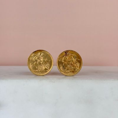Les boucles d'oreilles en forme de pièce d'or sont réalisées à partir d'un seul morceau d'or.