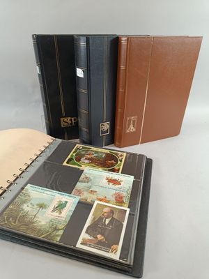 trois livres posés ensemble sur une table