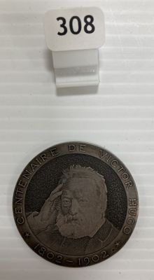 gros plan d'une pièce de monnaie sur une surface blanche