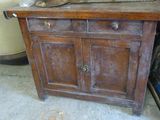 une armoire en bois surmontée d'un panier
