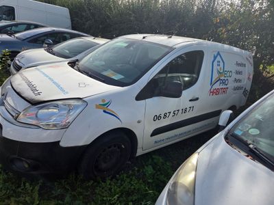 une camionnette blanche garée à côté d'autres voitures