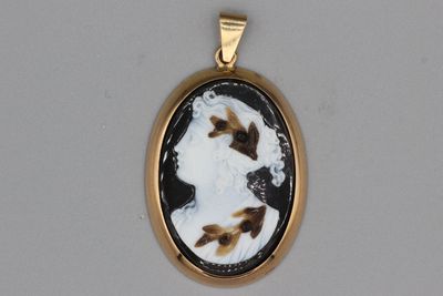 Pendentif orné d’un camée sur agate trois couches stylisant …
