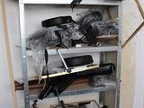 une étagère métallique sur laquelle sont posés de nombreux objets, dans une pièce