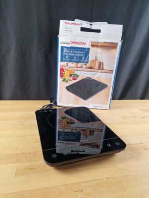 une photo d'une balance de cuisine posée sur une table en bois
