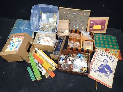 un grand nombre d'objets posés sur une table