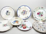 de nombreuses assiettes ornées de motifs variés