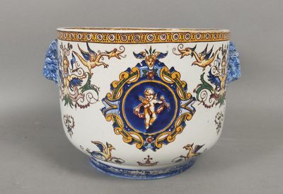 un vase bleu et blanc orné d'un décor doré
