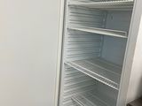 une image d'un réfrigérateur dans une cuisine avec la porte ouverte