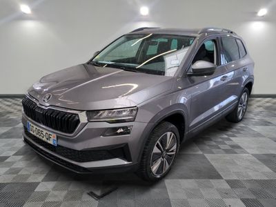 l'avant d'un SUV Skoda gris garé dans un garage