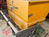 un camion-benne jaune garé dans un garage