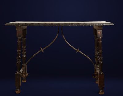 une console ancienne avec un plateau en marbre et des pieds en fer