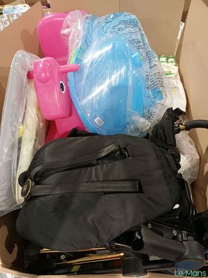 une boîte en carton remplie de nombreux objets