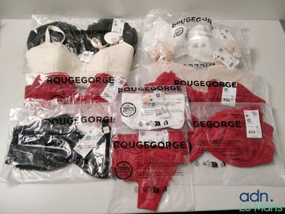 plusieurs sous-vêtements sont emballés dans des sacs en plastique sur une table