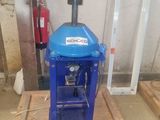 une machine bleue posée sur une palette
