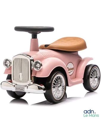 une petite voiture rose avec un siège marron sur fond blanc