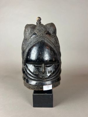 une photo d'une sculpture représentant une tête de chat posée sur un socle