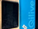 une boîte bleue fixée sur la porte d'un immeuble