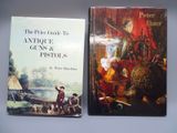 deux livres posés sur une table
