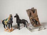 trois figurines de chevaux et une statue de cheval