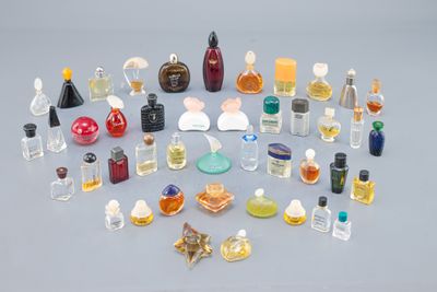 Lot d'environ 45 flacons miniatures de parfums sans leurs em…