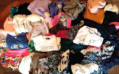 un tas de vêtements posés sur une table