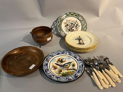 il y a toutes sortes d'assiettes et de cuillères sur la table