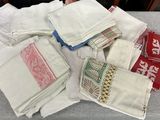 différents types de serviettes disposées sur une table