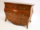 une commode en bois sur fond blanc