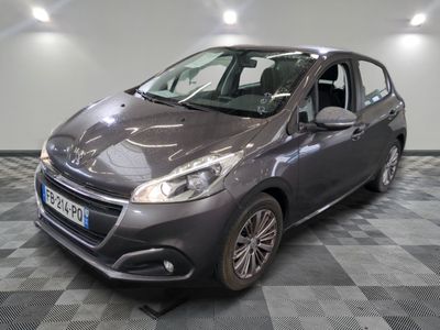 La petite voiture grise est garée dans la pièce au sol à carreaux.